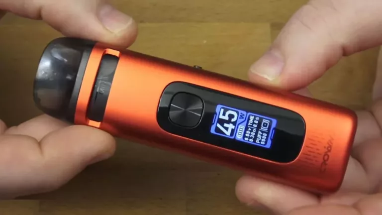 1708676936-Uwell-Crown-X-Pod-Kit-LED-screen-1030x579.jpg-768x432